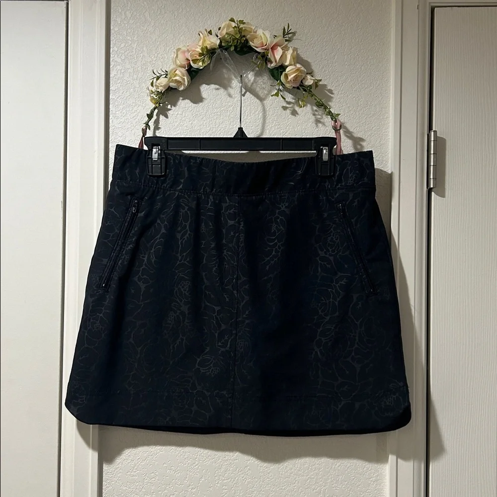 Orvis Embossed Black Rose Pull On Travel Skort